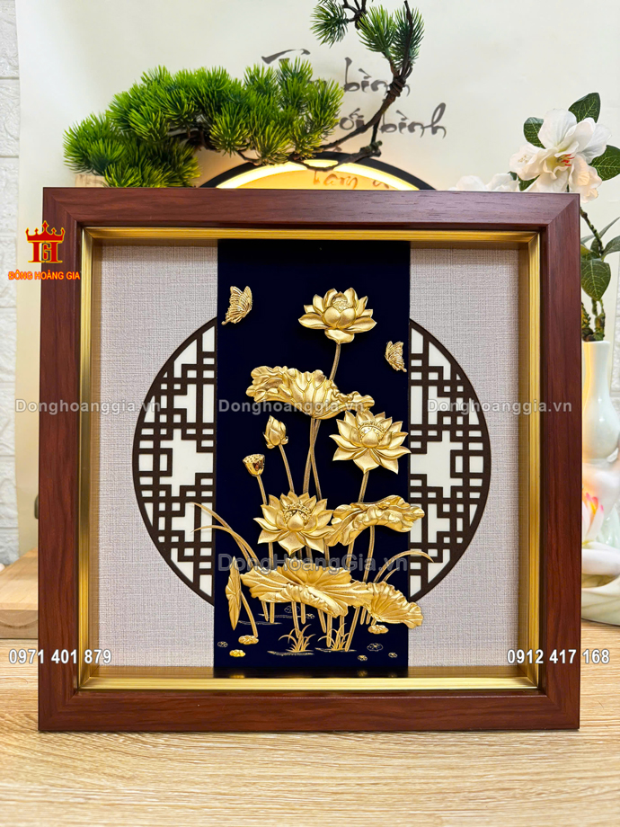 Tranh hoa sen bằng đồng mạ vàng 24K là dòng sản phẩm tranh đồng cao cấp tại Hoàng Gia
